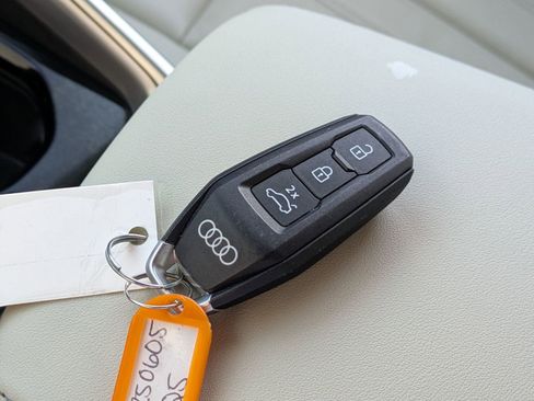 Used 2025 Audi Q5 Premium w/ Convenience Package image 32