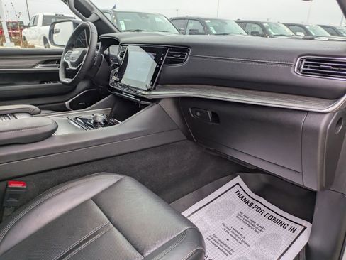 Certified 2024 Jeep Wagoneer L Series II w/ Flexible Seating Group image 28