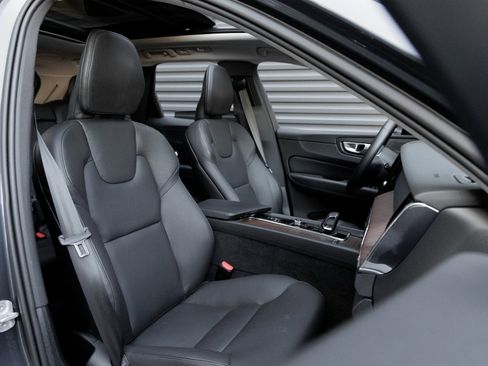 Used 2024 Volvo XC60 T8 Plus w/ Climate Package image 31