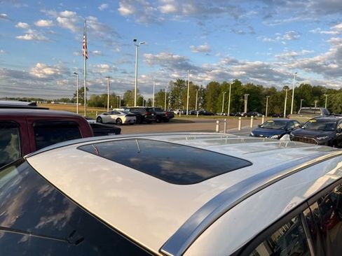 Used 2020 Toyota Highlander XLE image 3