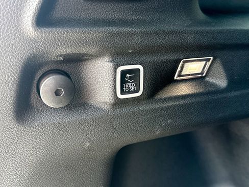 Used 2025 Jeep Grand Cherokee L Limited image 17