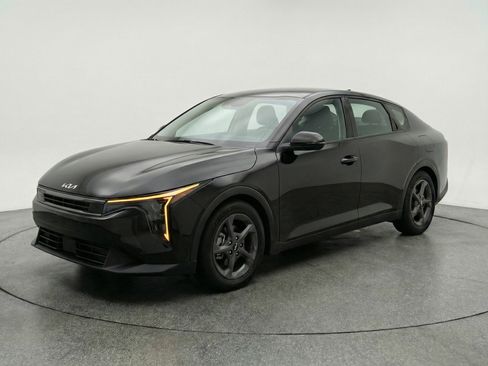 Used 2025 Kia K4 LXS image 3