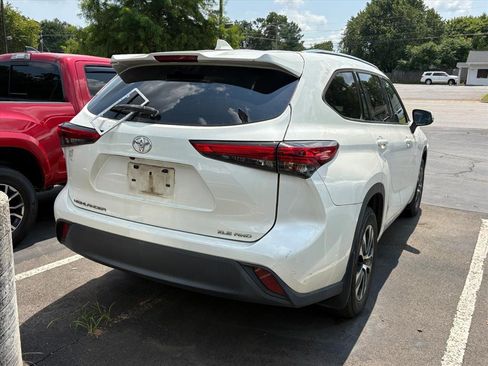 Used 2021 Toyota Highlander XLE AWD/4WD image 3