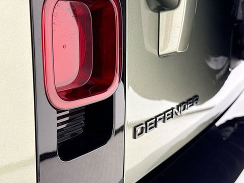 Used 2025 Land Rover Defender 110 X-Dynamic SE image 24