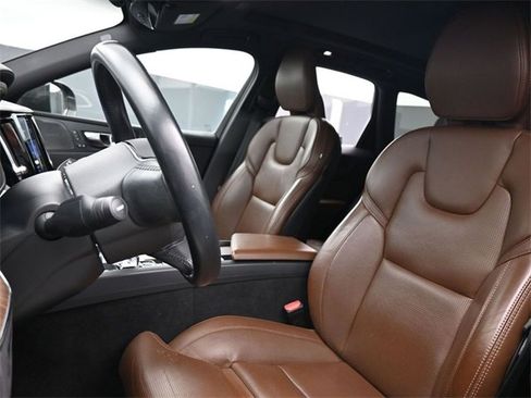 Used 2022 Volvo XC60 B5 Inscription image 9