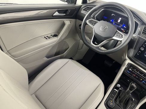 Certified 2022 Volkswagen Tiguan SE w/ Panoramic Sunroof Package image 9