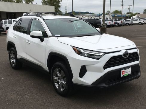 Used 2025 Toyota RAV4 XLE AWD/4WD image 9