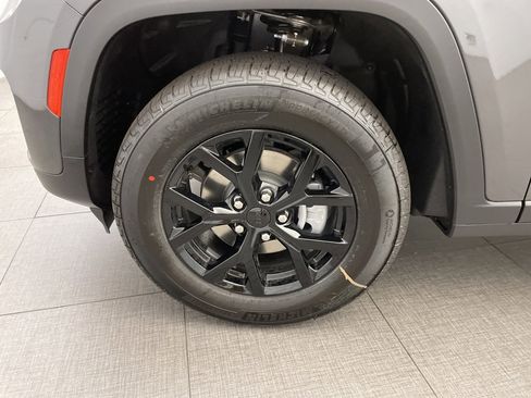 New 2025 Jeep Grand Cherokee Altitude image 8