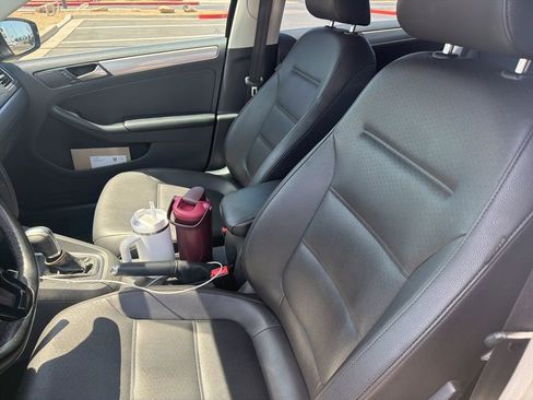 Used 2017 Volkswagen Jetta SE image 9