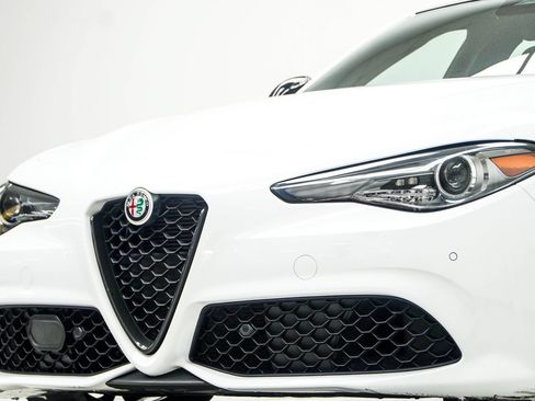 Used 2023 Alfa Romeo Giulia Veloce RWD image 2