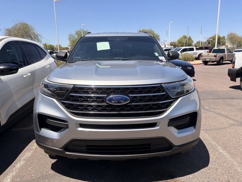 Used 2020 Ford Explorer XLT RWD image 2