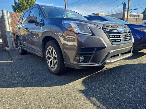 Used 2023 Subaru Forester Premium image 2