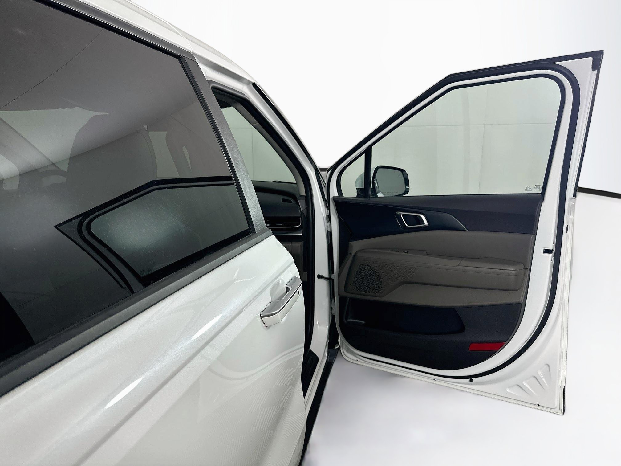 Used 2025 Kia Carnival FWD image 34