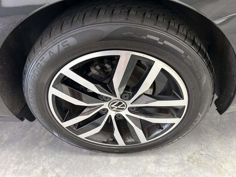 Used 2025 Volkswagen Jetta SE FWD image 9