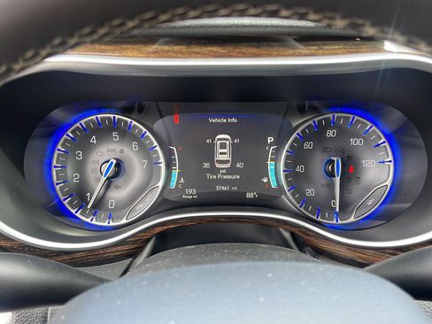 Used 2023 Chrysler Pacifica Limited FWD image 21