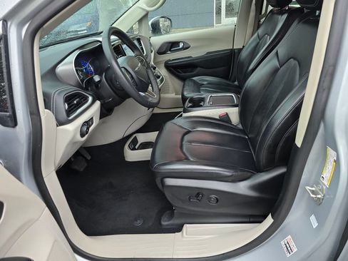 Used 2023 Chrysler Pacifica Touring-L FWD image 18