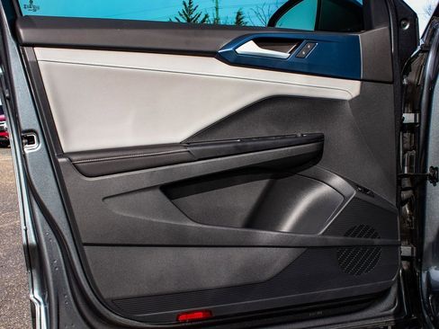 Used 2024 Volkswagen Taos SE w/ Panoramic Sunroof Package image 8