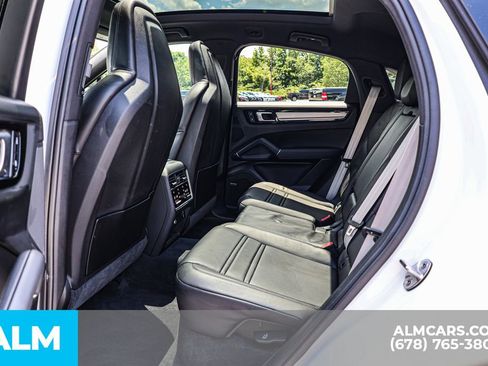 Used 2023 Porsche Cayenne Platinum Edition image 21