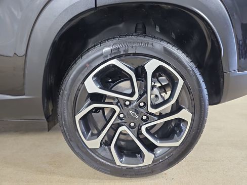 Certified 2025 Chevrolet Trax RS w/ Sunroof Package image 38