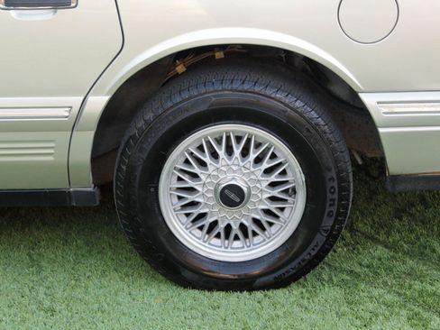 Used 1997 Lincoln Town Car Signature RWD image 37