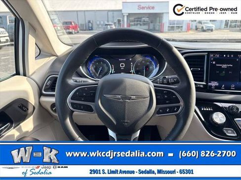 Certified 2023 Chrysler Pacifica Touring-L FWD image 44