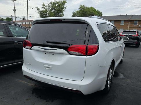 Used 2018 Chrysler Pacifica Touring-L FWD image 5