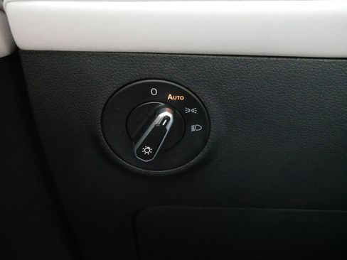 Used 2025 Volkswagen Taos SE image 27