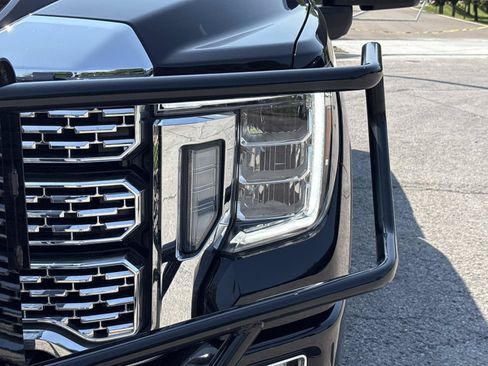 Used 2022 GMC Sierra 3500 Denali w/ Denali Black Diamond Edition AWD/4WD image 12