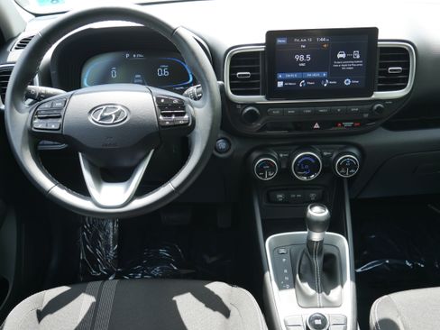Used 2025 Hyundai Venue SEL FWD image 17