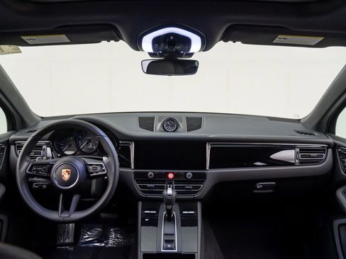 Certified 2025 Porsche Macan image 11