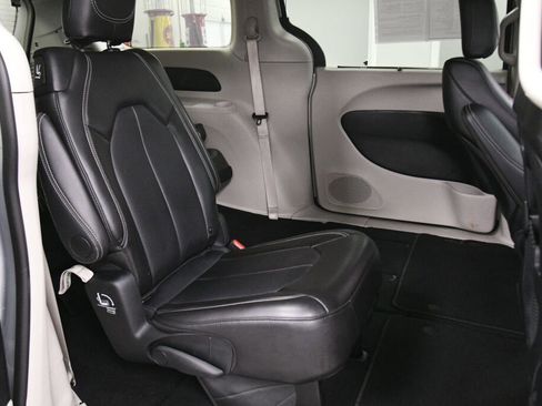 Used 2024 Chrysler Pacifica Touring-L image 22