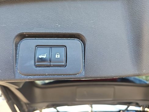 Used 2025 Nissan Rogue SV w/ SV Premium Package image 16