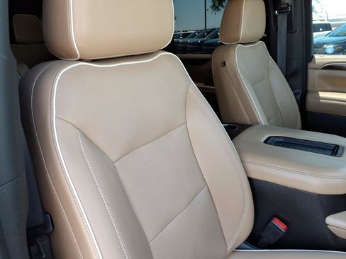Used 2021 Chevrolet Suburban Premier w/ Premium Package AWD/4WD image 12