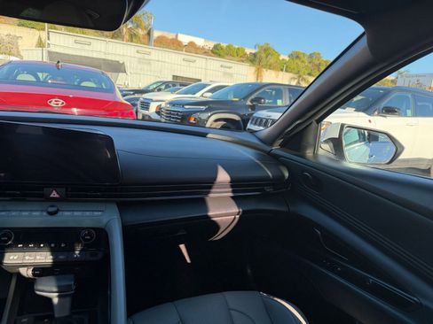 Used 2025 Hyundai Elantra Limited image 35