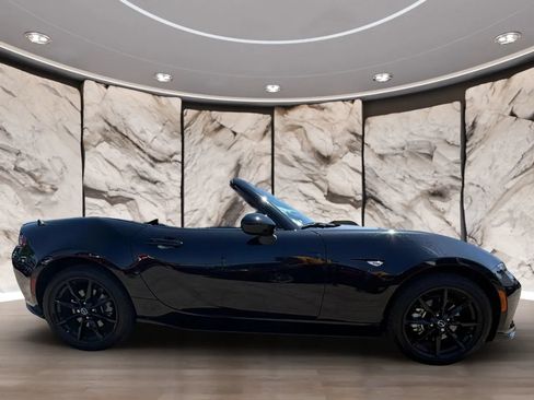 Used 2021 MAZDA MX-5 Miata Club w/ Appearance Package RWD image 12