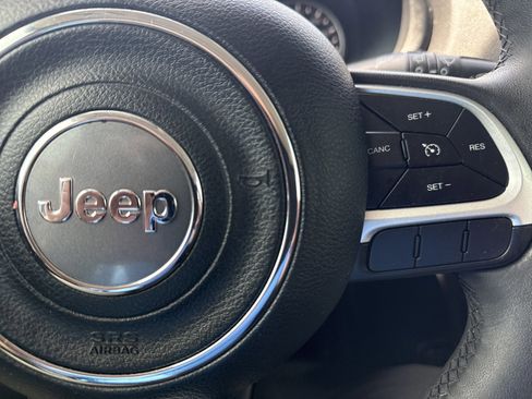 Used 2019 Jeep Renegade Latitude w/ Popular Equipment Group image 18
