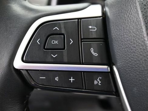 Used 2024 Toyota Highlander XLE FWD image 17