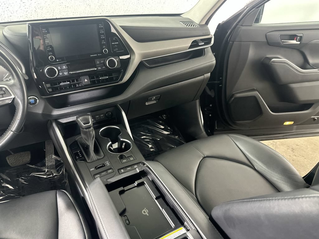 Used 2022 Toyota Highlander XLE AWD/4WD image 22