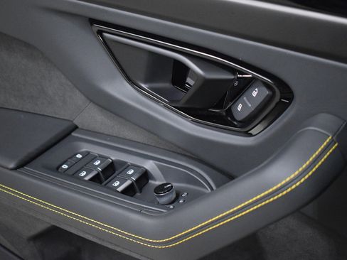 Used 2025 Lamborghini Urus SE image 38