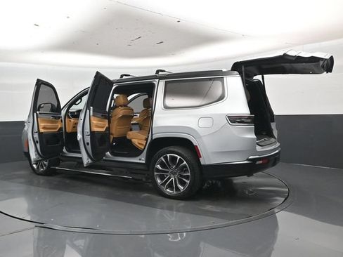 Used 2022 Jeep Grand Wagoneer Series III w/ HD Trailer Tow Package AWD/4WD image 59