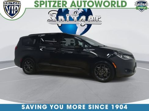 Used 2020 Chrysler Pacifica Limited w/ S Appearance Package FWD image 3