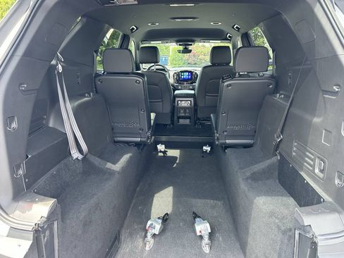 Used 2023 Chevrolet Traverse RS FWD image 32