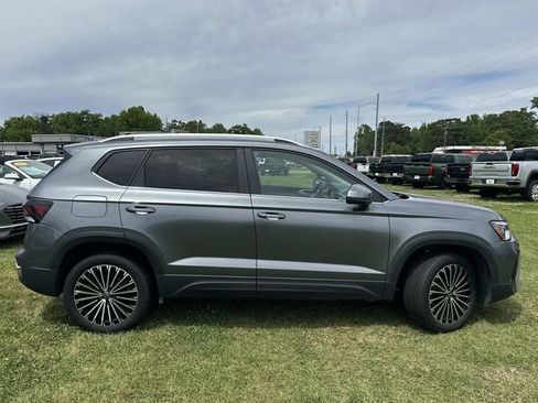 Used 2025 Volkswagen Taos SE FWD image 7