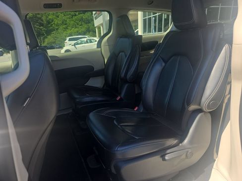 Used 2022 Chrysler Pacifica Touring-L FWD image 13