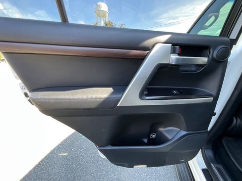 Used 2016 Toyota Land Cruiser image 23