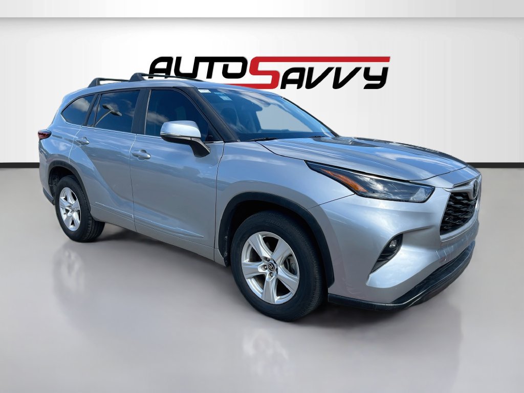 Used 2023 Toyota Highlander LE FWD image 1