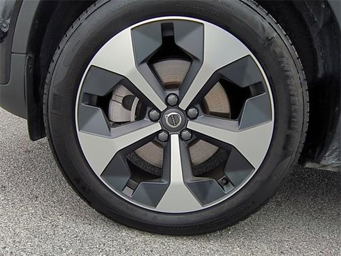 Used 2025 Volvo XC40 B5 Plus image 23