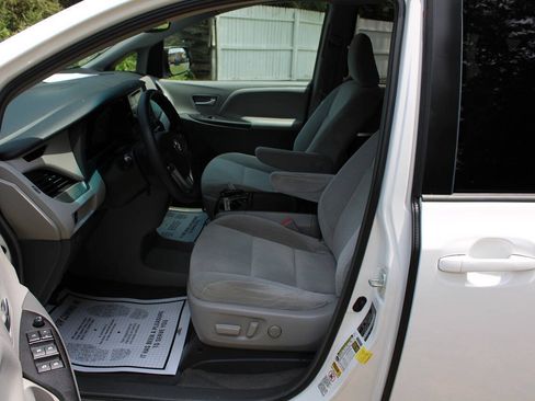 Used 2015 Toyota Sienna LE FWD image 15