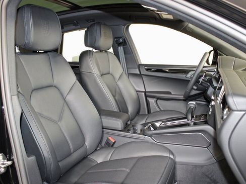 Certified 2026 Porsche Macan AWD/4WD image 39