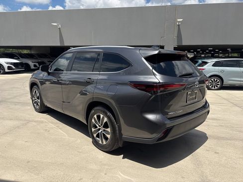 Used 2025 Toyota Highlander XLE FWD image 8